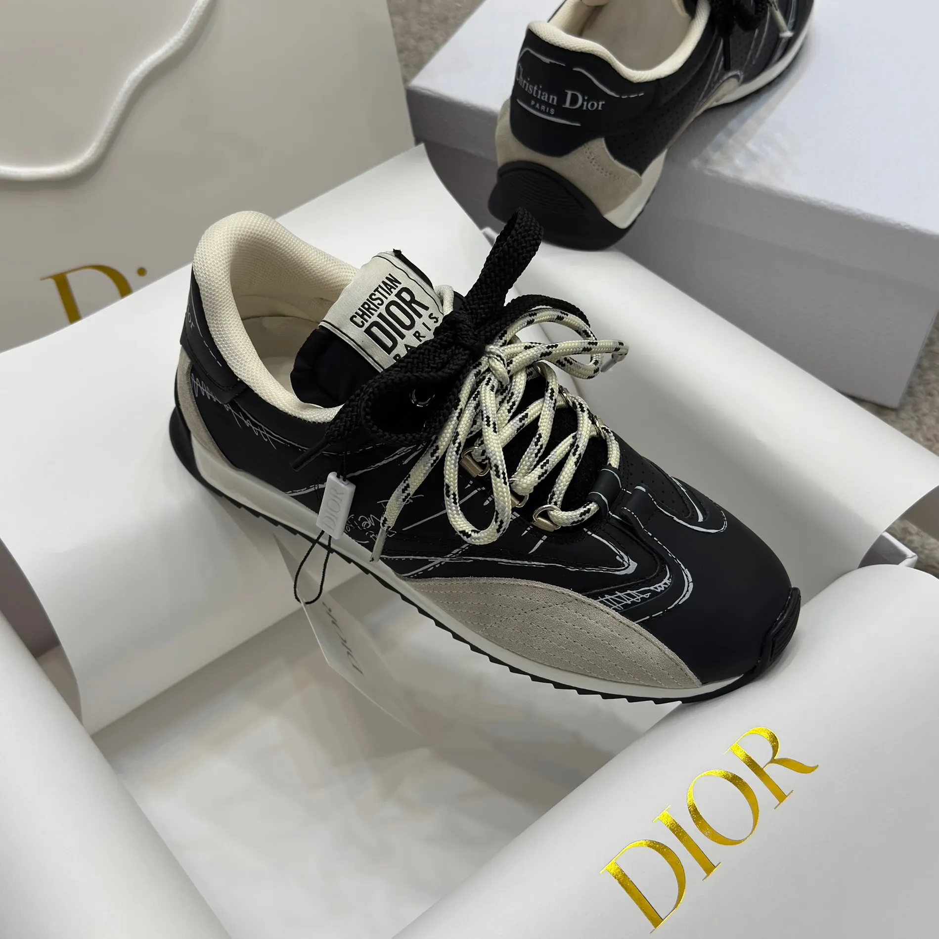 👟👟Ex-factory price 580👟👟 Original purchase and development 𝐂h𝐑𝐈𝐒𝐓𝐈𝐀𝐍 𝐃𝐈or This Dior Vibe Dior sneaker incorporates Dior's haute couture spirit and reinterprets the classic running shoes, moral training shoes. Forrest Gump shoes. Matched with Oblique Printed 3D printing technology reproduces the original fabric to create a contrasting modern style. The details are displayed with a 3D effect, and the iconic details of the logo decoration on the side and back are further embellished. It complements various casual or elegant items to create a modern look.  ✅The tongue is decorated with the Christian Dior PARIS Logo in 3 different colors and overlapping fabric lines. It is consistent with the original version. It is full of details. Welcome to compare and compare with the ordinary version on the market. ✅The original rubber TPU sole is decorated with the DIOR logo. The convex and concave rubber sole is decorated with the Christian Dior lucky star symbol. ✅Size: 35-40 (41 can be customized)